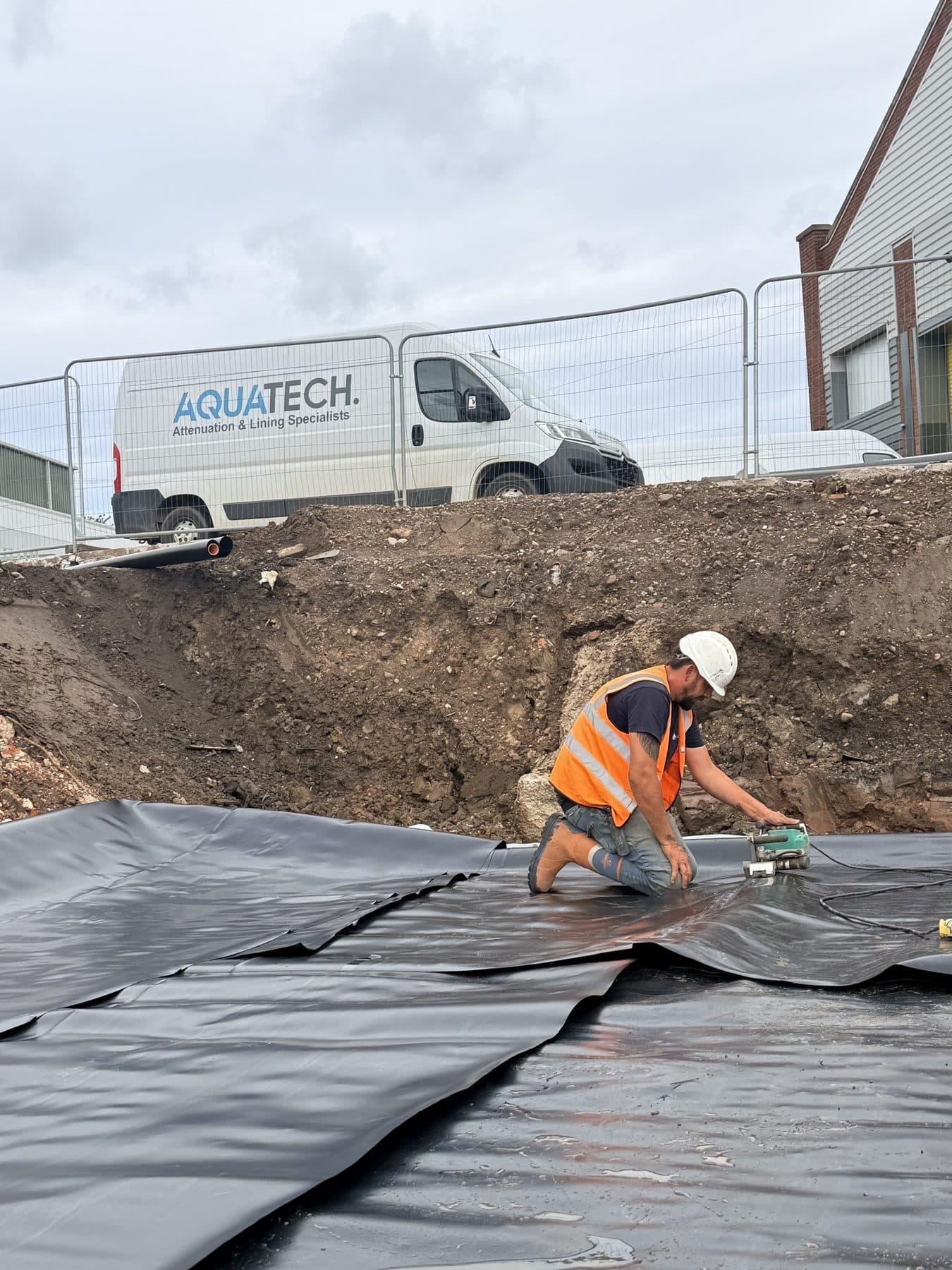 Operative wedge-welding a membrane seam on site